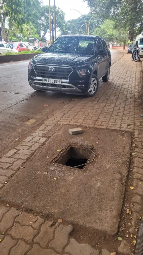 Cover the chamber on the footpath in front of the Civil Hospital
