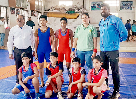बालिका आदर्श विद्यालयाचे कुस्ती स्पर्धेत सुयश Suyesh in the wrestling competition of Balika Adarsh Vidyalaya