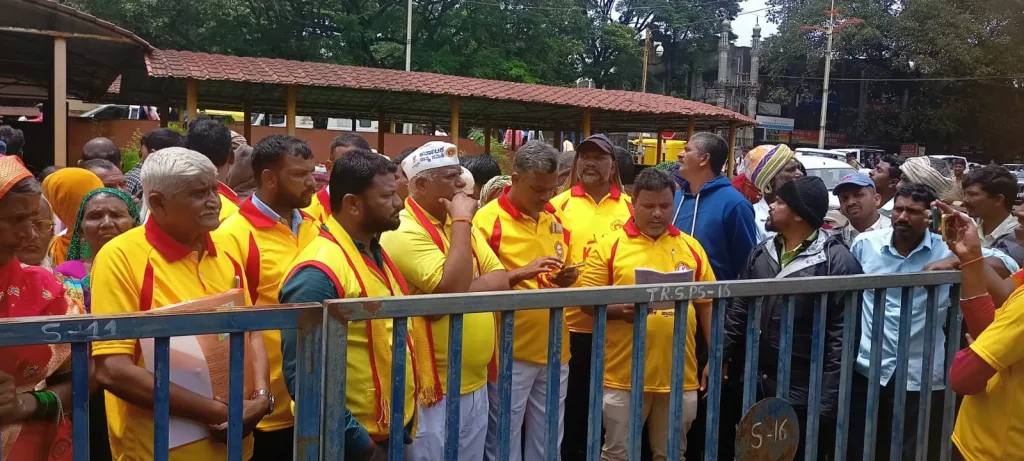 Give the land to the farmers!