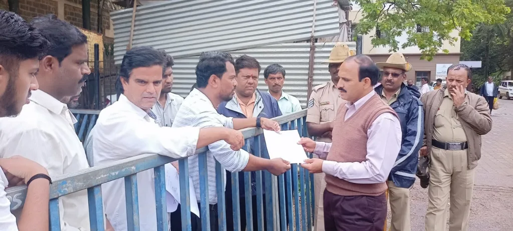 Remove the barricades in front of Samman Hotel