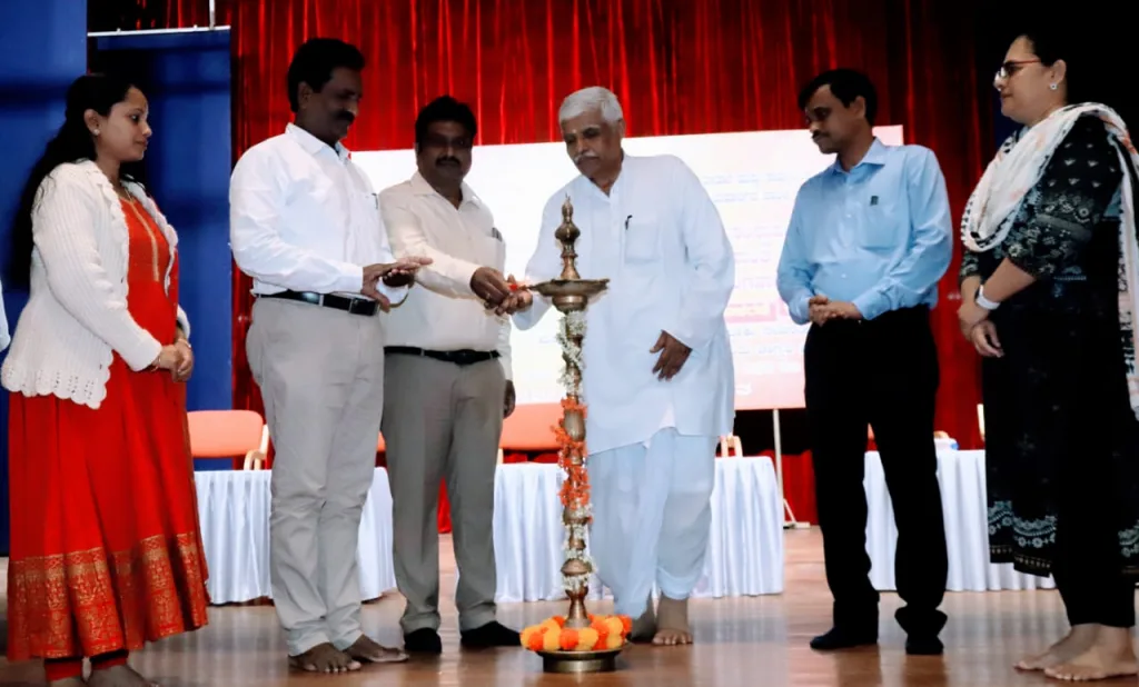 व्यसनमुक्ती कार्यात जनतेचे सहकार्य मोलाचे The public's cooperation is important in de-addiction work