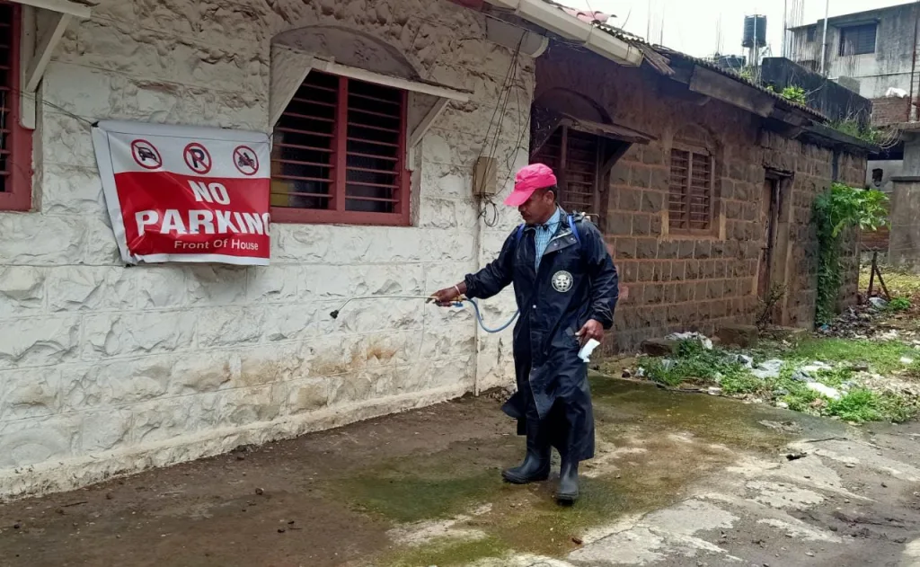 मनपातर्फे औषध फवारणीला सुरुवात Spraying of medicine started by municipality