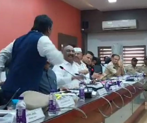 अंबादास दानवे आणि संदिपान भुमरे हमरीतुमरीवर! एकमेकांवर धावून जाण्याचा प्रकार Ambadas Danve and Sandipan Bhumre