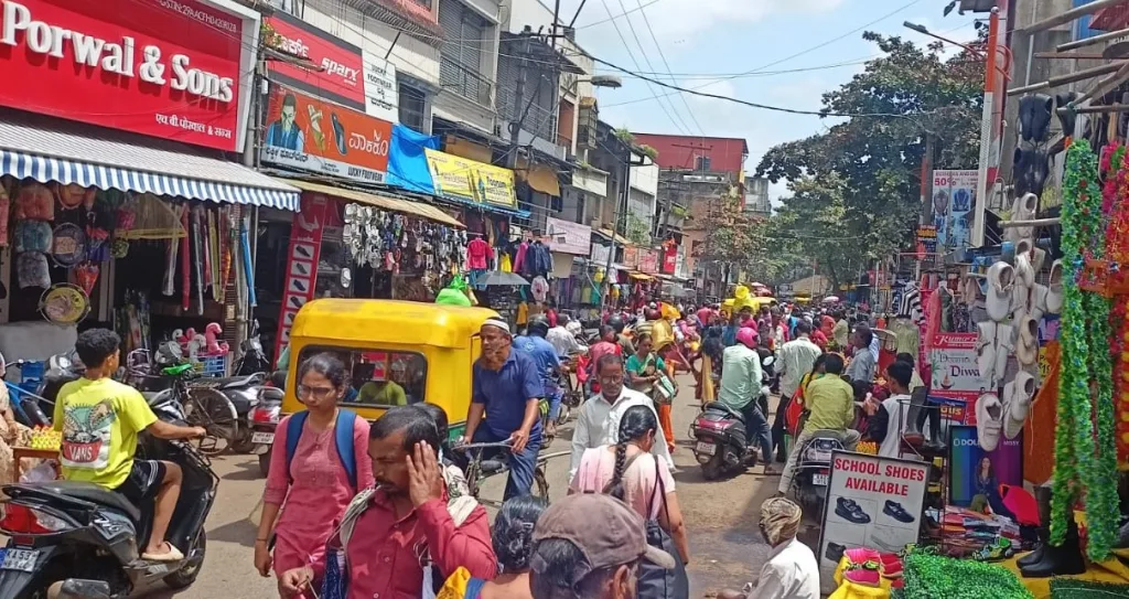नागपंचमी-श्रावणासाठी बाजारपेठेत गर्दी Crowds in markets for Nagpanchami-Shravan