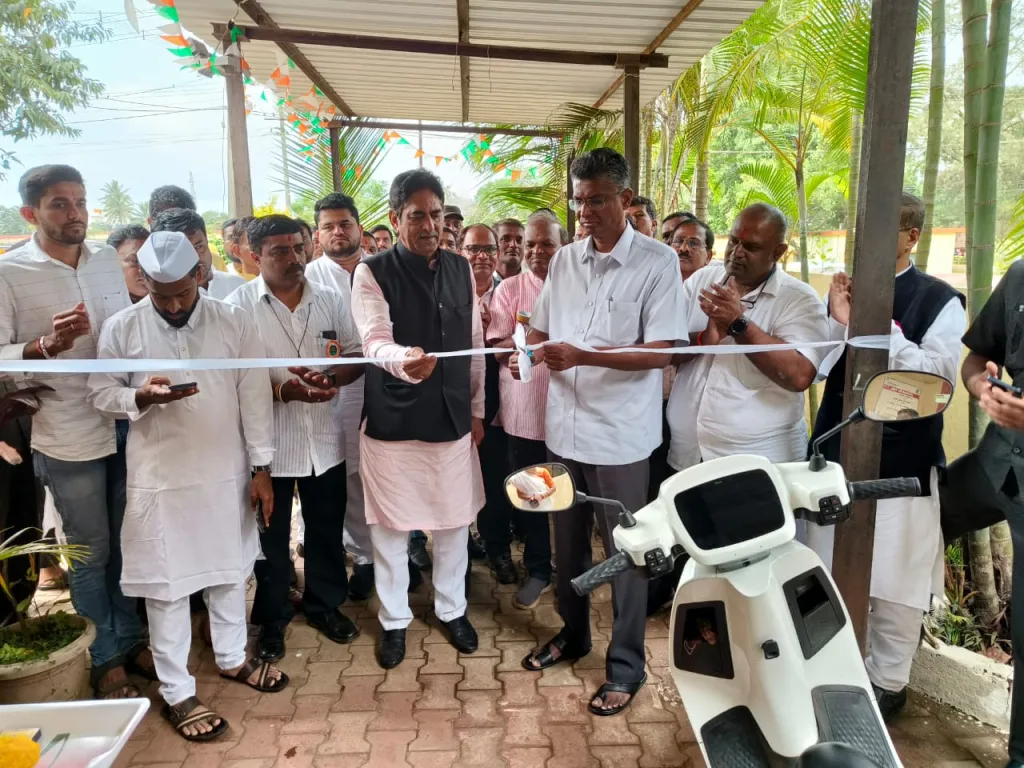 इलेक्ट्रिक वाहनांसाठी मोफत चार्जिंग स्टेशन्स Free charging stations for electric vehicles