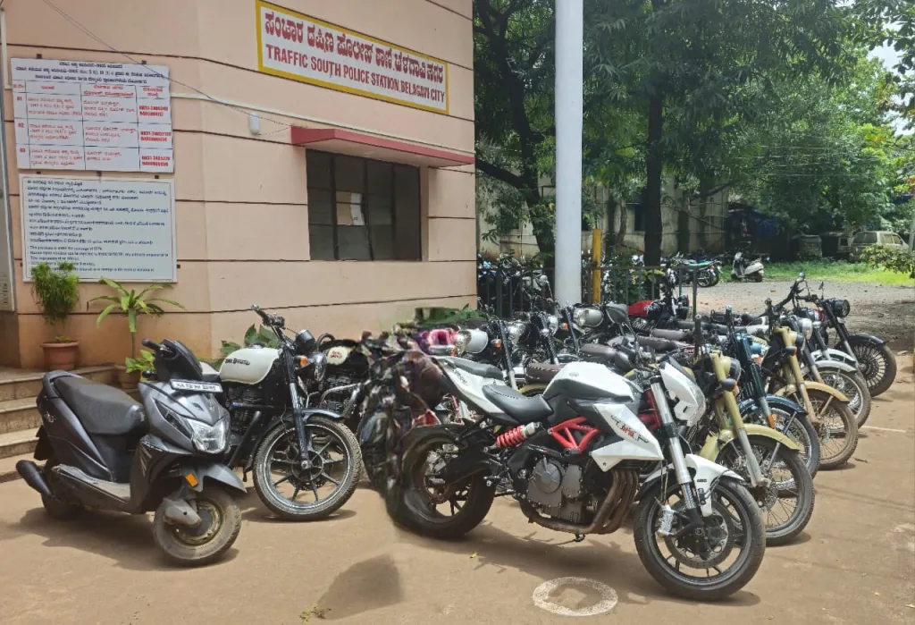 कर्णकर्कश सायलेन्सर वापरणाऱ्या 16 दुचाकीस्वारांवर कारवाई Action taken against 16 bikers using loud silencers