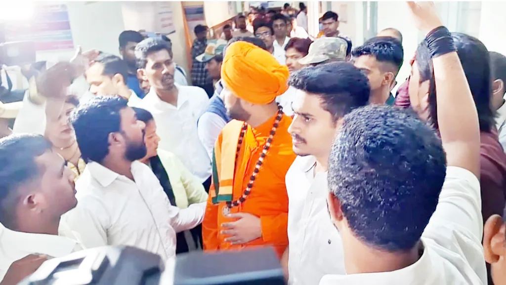 लिफ्टमध्ये अडकले… प्रशासन धास्तावले Stuck in the elevator... Administration panicked