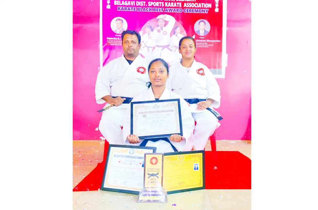 काव्या बडिगेरला कराटेत ब्लॅक बेल्ट Kavya Badiger black belt in karate