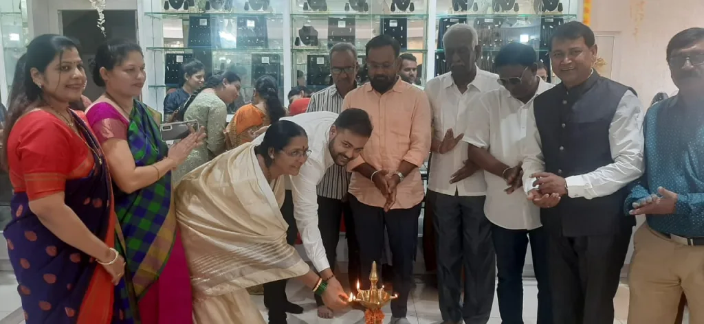 ‘आशीर्वाद’ शोरुममध्ये डायमंड दागिन्यांचे प्रदर्शन Diamond jewelery exhibition at 'Aashirwad' showroom