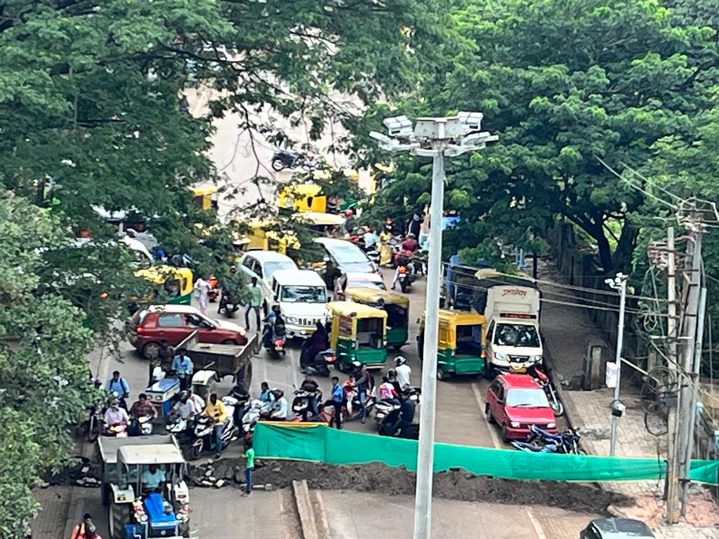 गोवावेस ते आरपीडीपर्यंत नियोजनाअभावी वाहतूक कोंडी Traffic congestion from Goaways to RPD due to lack of planning