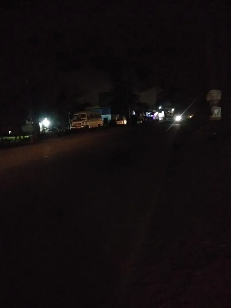 विजयनगर, दुसरा बसथांबा परिसर अंधारात : दुरुस्तीची गरज Vijayanagar, 2nd bus stand area in darkness : need for repairs