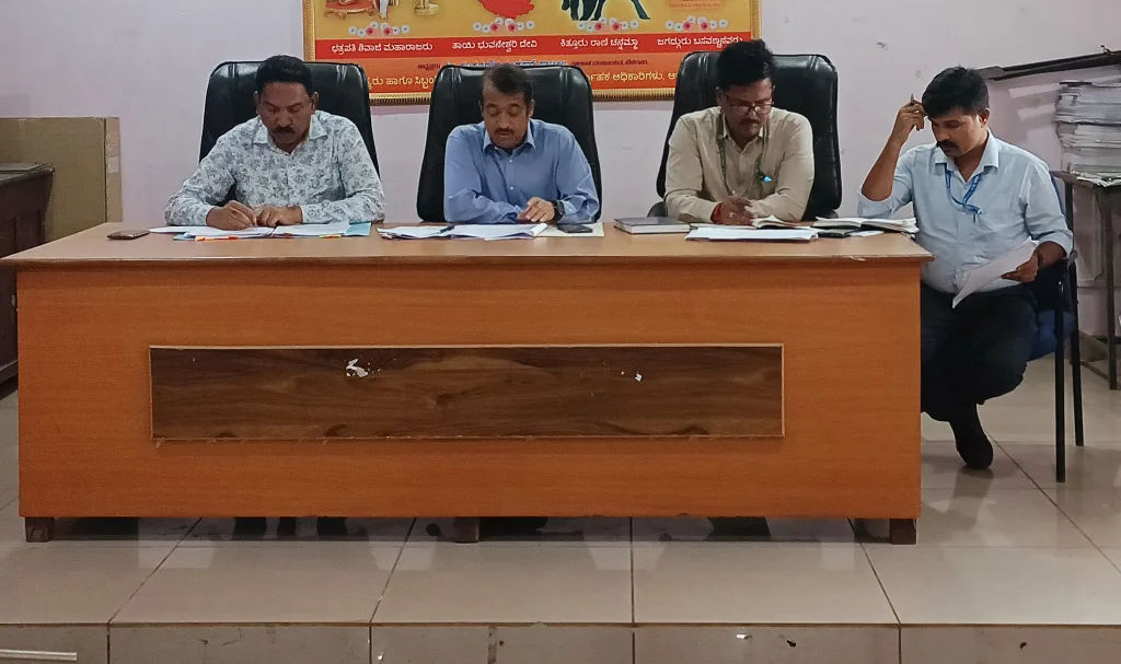 ता.पं.मध्ये गृहलक्ष्मी योजनेबाबत पूर्वबैठक Pre-meeting regarding Grihalakshmi Yojana in taluka panchyat