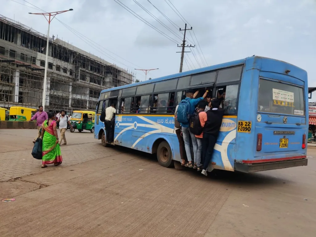 लोंबकळणारा प्रवास थांबणार कधी? When will the winding journey stop?