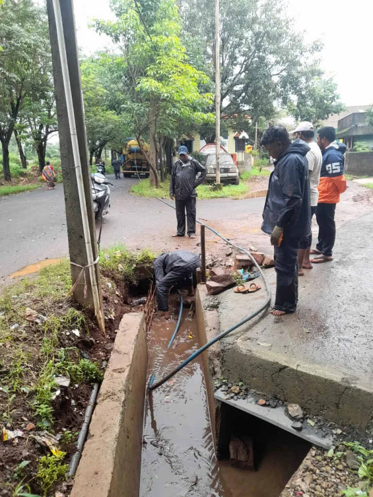 शिवशक्तीनगरातील गटारीच्या सफाईत अपयश Failure to clean sewers in Shivshaktinagar
