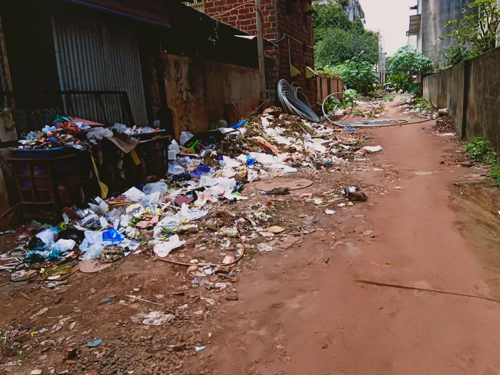 आरपीडी जवळील रस्त्यावर कचराच कचरा Garbage on the road near RPD