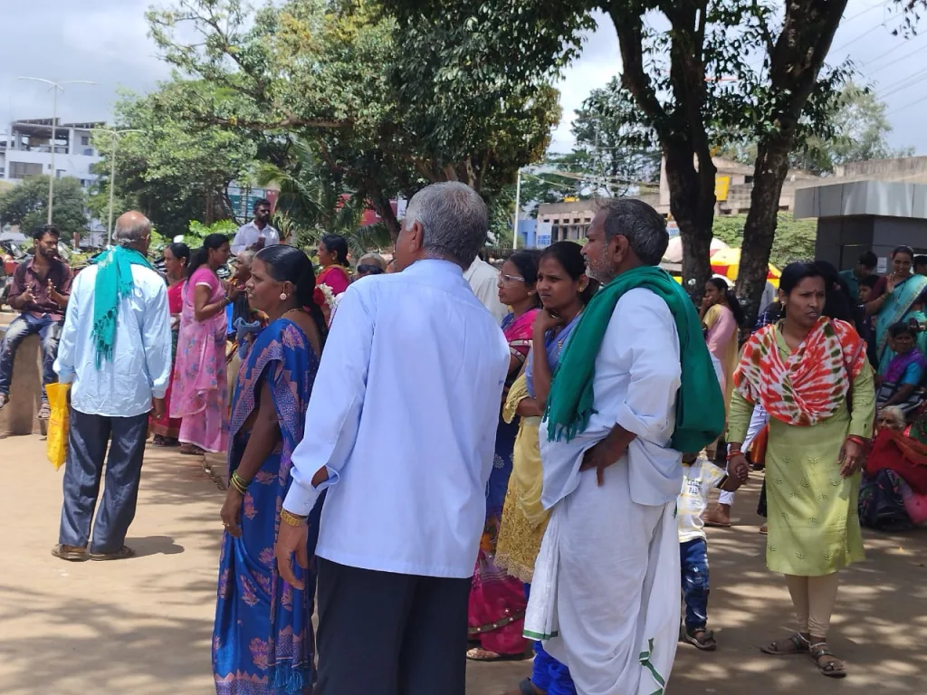 आसनाअभावी प्रवासी ताटकळत Passengers languish for lack of seats