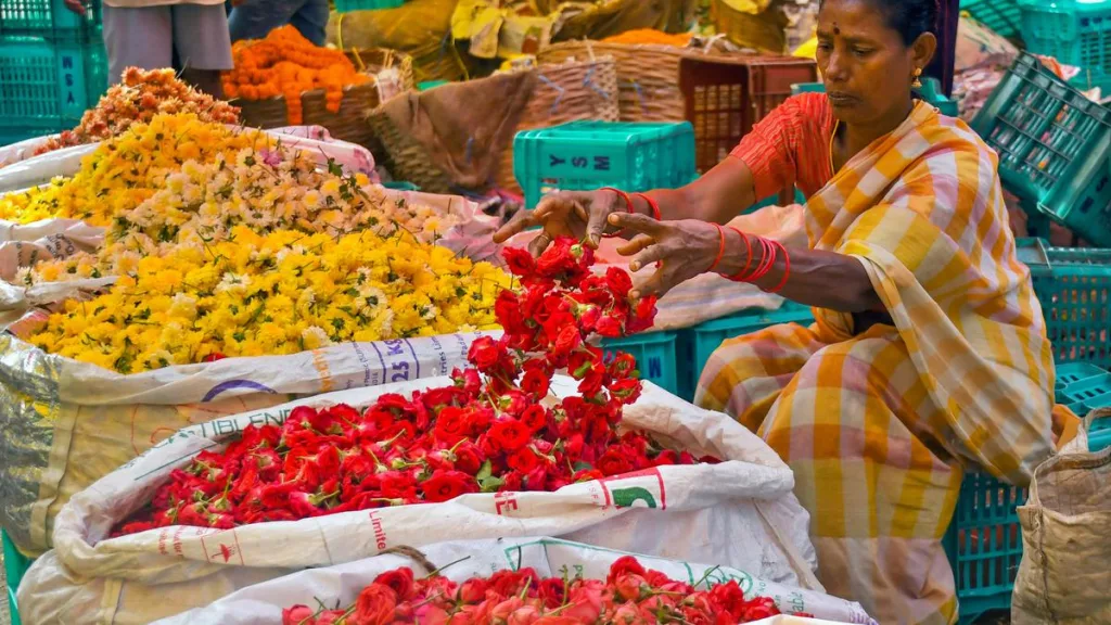 फूल मार्केटमध्ये दररोज आठ टन आवक Eight tonnes of daily arrivals in the flower market