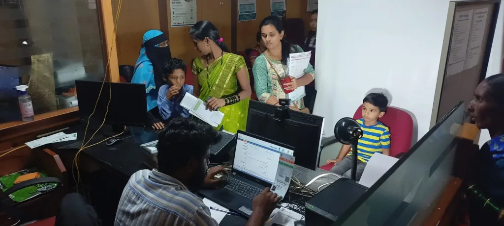 विद्यार्थ्यांच्या आधारकार्ड दुरुस्तीला आला वेग Aadhaar card correction of students has been speeded up