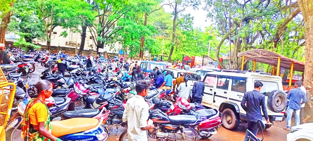 बेशिस्तीचा कहर… कोण घालणार आवर? Parking problem in JMFC court premises