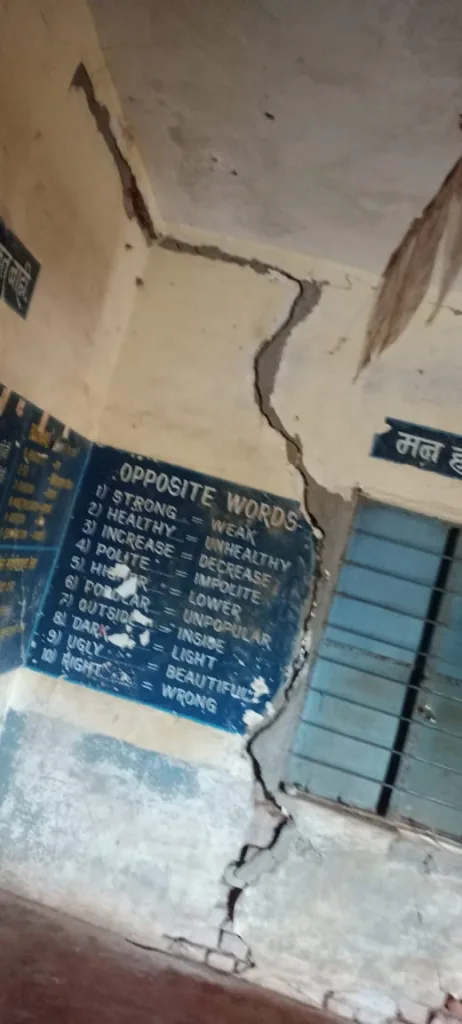 3,400 वर्गखोल्या दुरुस्तीच्या प्रतीक्षेत 3,400 classrooms awaiting repair