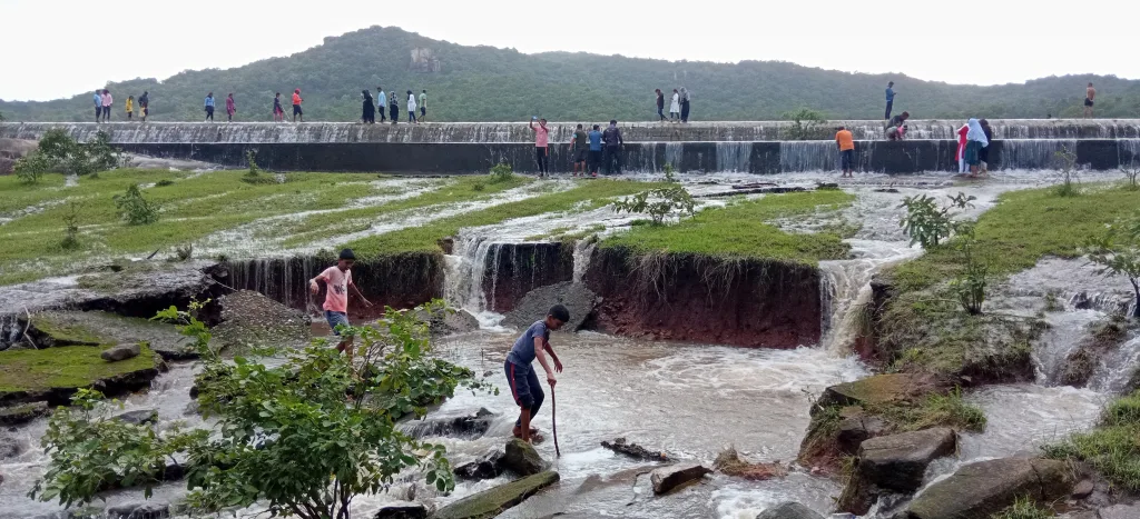 Tourists throng to see the beauty of Nandgarh reservoir