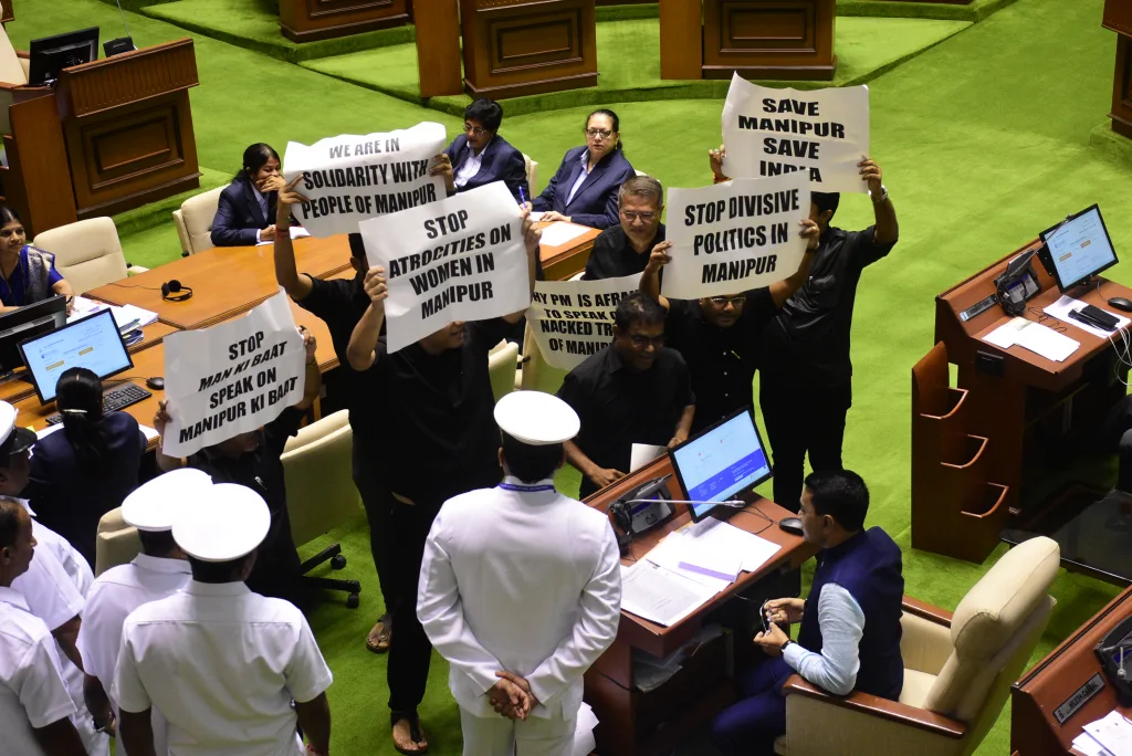 विरोधी आमदारांचा विधानसभेत राडा Opposition MLAs protest in the Legislative Assembly
