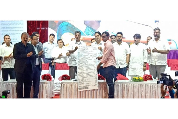 गॅरंटी योजनांमुळे कुटुंबांना आर्थिक बळ Guarantee schemes provide financial strength to families