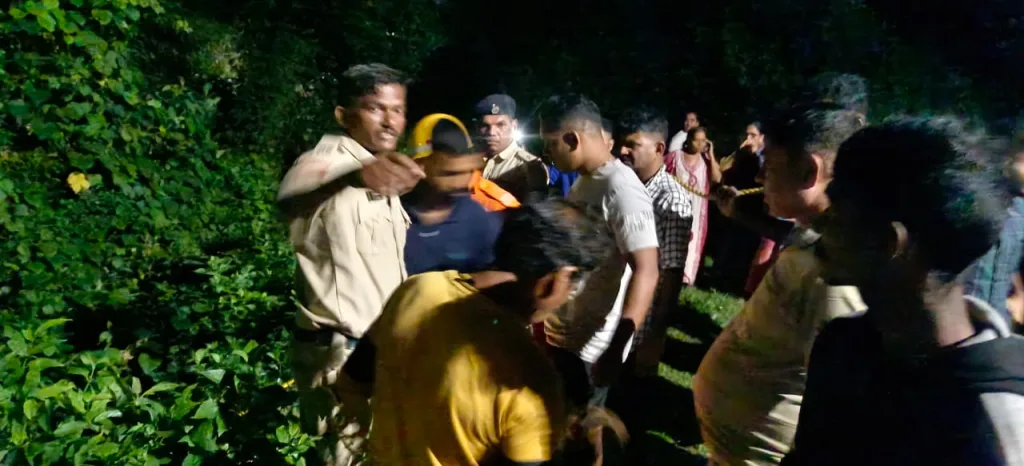 कार पुलावरुन नदीत पडून माता-पुत्राचा दुर्दैवी अंत Unfortunate end of mother and son after car falls into river from bridge