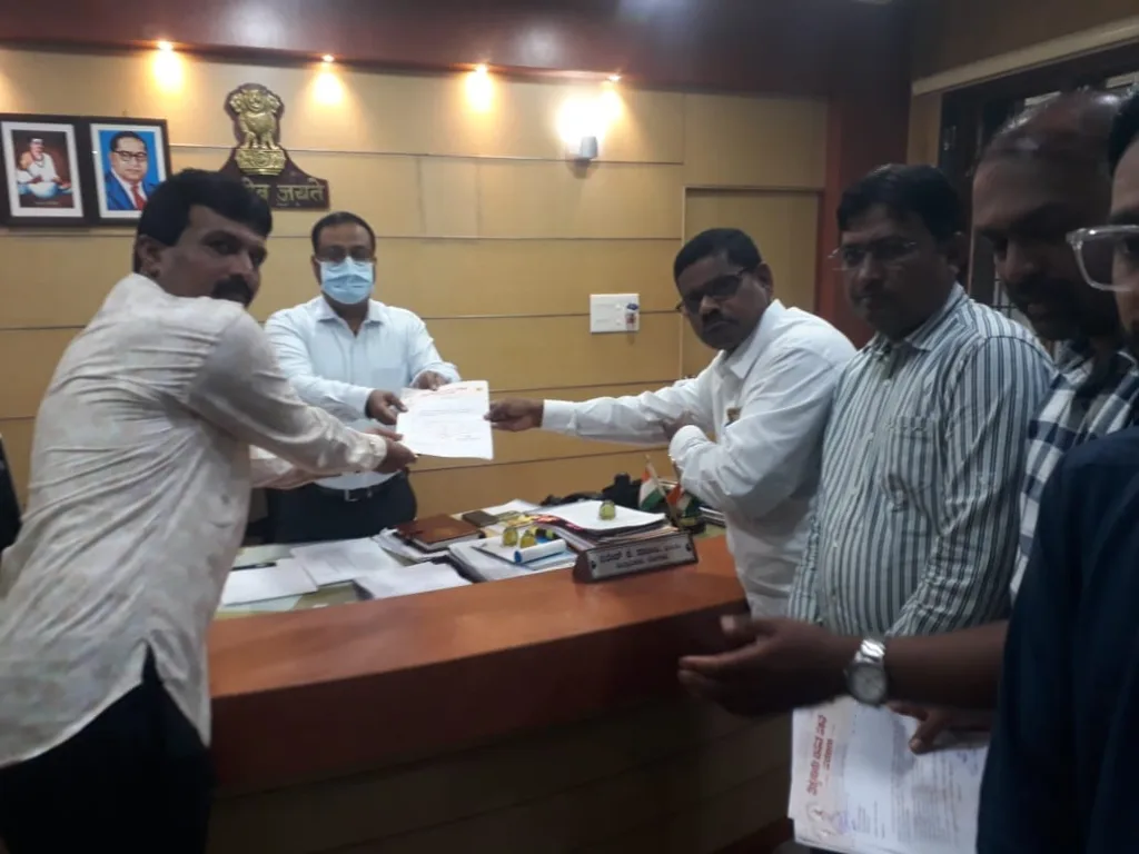 सदलगा शहरातील बसवेश्वर चौकाचे काम त्वरित पूर्ण करण्याची मागणी Demand for immediate completion of Basaveshwar Chowk in Sadalga city