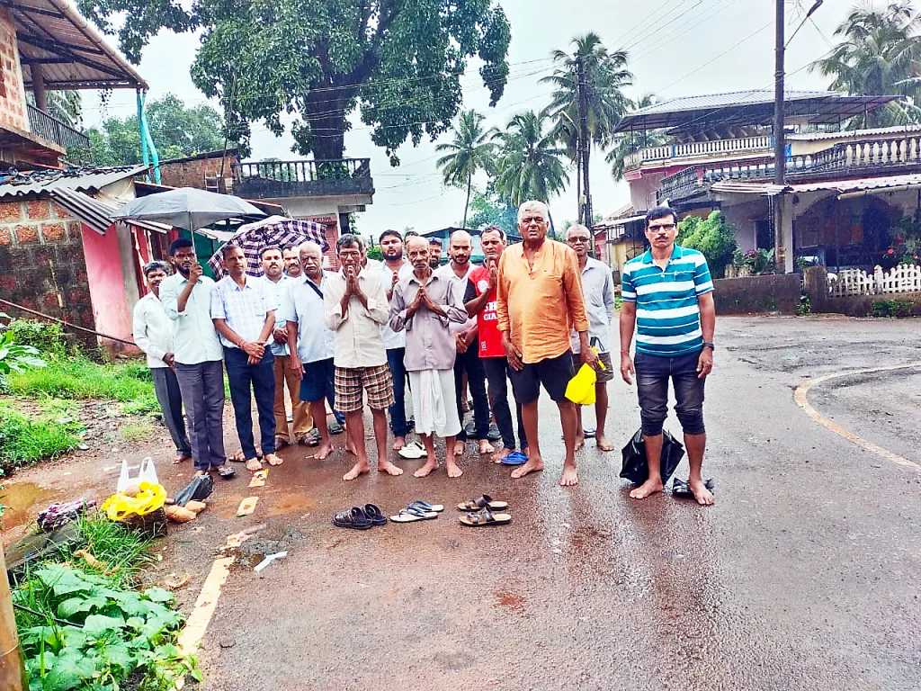 कोपर्डेत पदपथ बांधकामाला प्रारंभ Pavement construction started in Kopardet