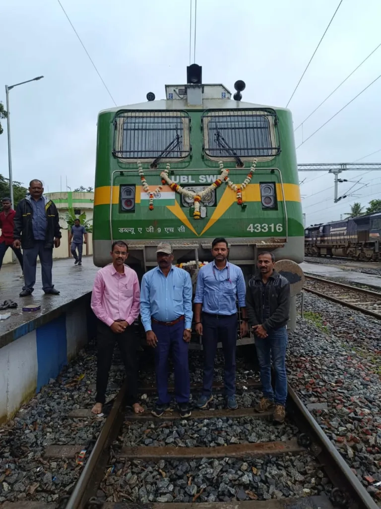 बेळगावमध्ये धावली विद्युत इंजिनवर रेल्वे An electric train ran in Belgaum