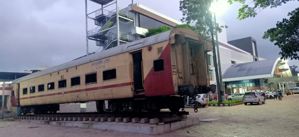 रेल्वेचा डबा वेधतोय प्रवाशांचे लक्ष The train compartment is attracting the attention of passengers