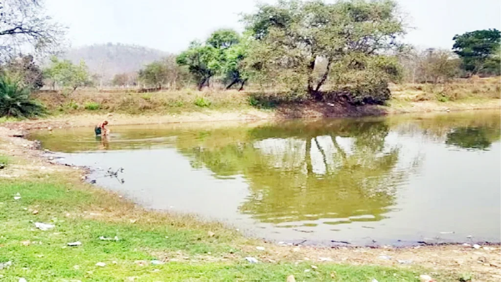 अमृत सरोवर योजना अद्याप तहानलेलीच Amrit Sarovar Yojana is still thirsty