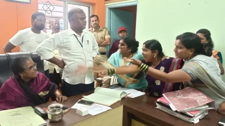 उदगाव ग्रामपंचायतची बैठक ठरली वादग्रस्त, 9 तासाच्या बैठकित तणावाचे वातावरण Udgaon Grampanchayat News meeting of the members