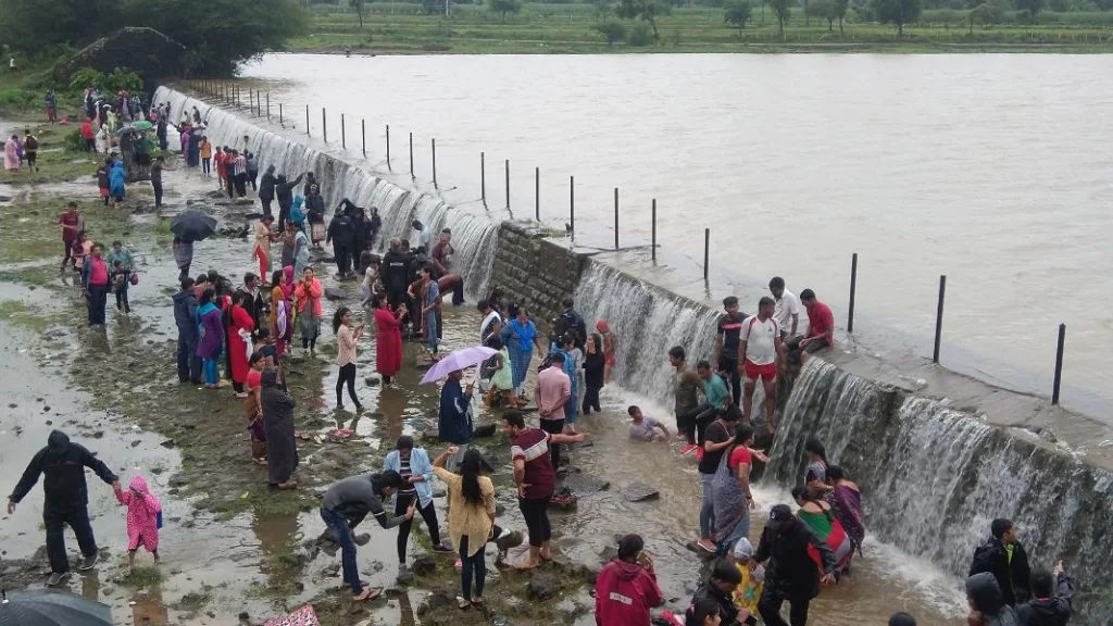 कळंबा तलाव ‘ओव्हरफ्लो’; तीन दिवसात एक हजार पर्यटकांची भेट Kalamba Lake is visited by a thousand tourists in three days