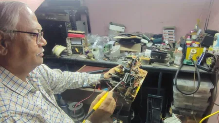 सर्जेराव सोनवणे यांनी निवृतीनंतरही जपला यंत्र दुरुस्तीचा छंद… Sarjerao Sonawane maintained his hobby of machine repai
