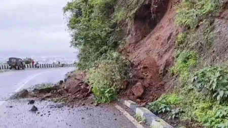 यवतेश्वर – कास घाटात पुन्हा दरड कोसळली, वाहतुकीला अडथळा Yavateshwar Kaas Ghat landslide obstructing the traffic satara