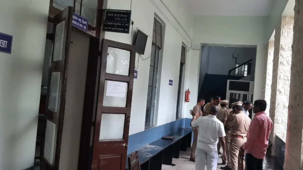 वाई न्यायालय परिसरात 3 गुंडावर गोळीबार, परिसरात खळबळ Firing on 3 goons in wai court area satara crime news