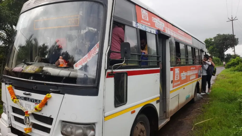 Kasba Beed : विद्यार्थ्यांना शिक्षणासाठी करावा लागतोय जीवघेणा प्रवास Students dangerous journey for education Gram panchayat