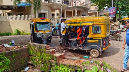 rickshaw transporting students overturned in Ratnagiri 5 students