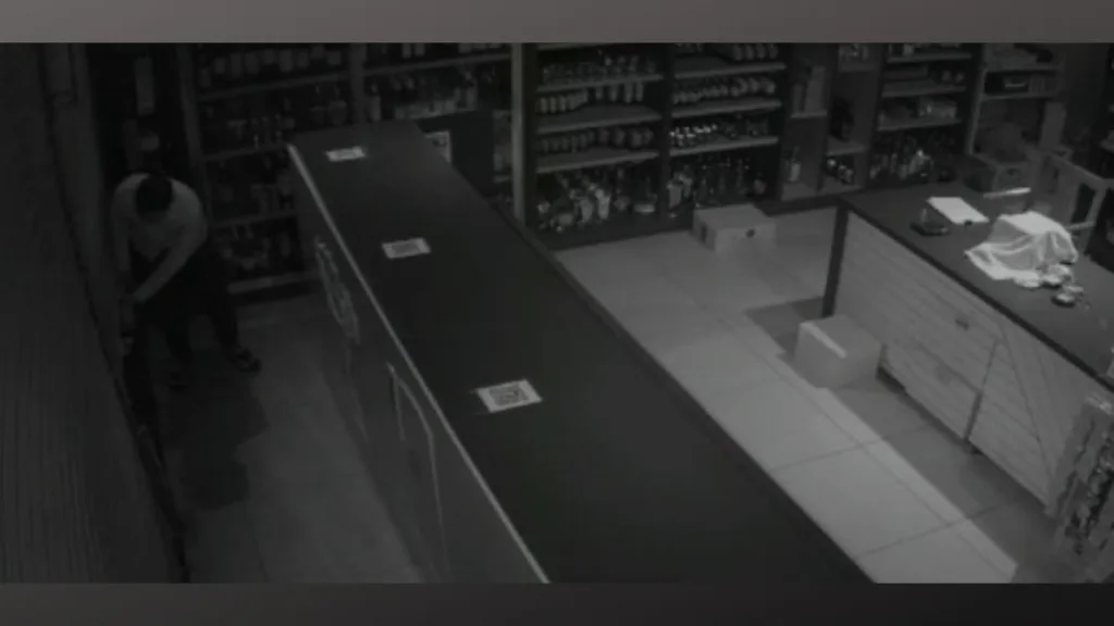 Ratnagiri wine mart theft Video viral kokan marathi news