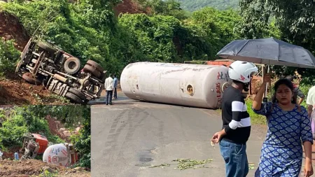 मुंबई-गोवा महामार्गावर निवळी घाटात टँकर उलटला, वाहतूक ठप्प Tanker overturned at Nivli Ghat on the Mumbai-Goa highway