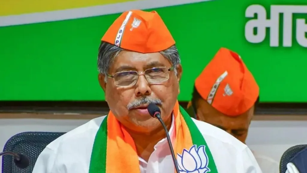 कोल्हापुरला वंदे भारत एक्सप्रेस लवकरच मिळणार? चंद्रकांत पाटलांची दिल्ली दरबारी मागणी Chandrakant Patal Delhi Vande Bharat Express to Kolhapur soon