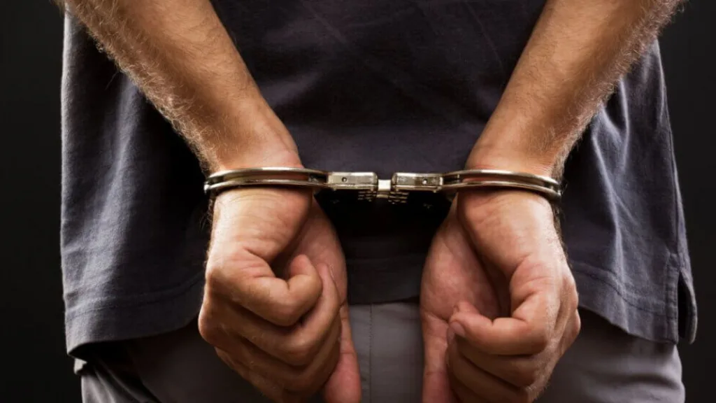 सराईत चोरट्यास अटक, 10 तोळे सोने, अर्धा किलो चांदीसह 7 लाखांचा मुद्देमाल जप्त case has been registered against carrying meat t shahuwadi crime