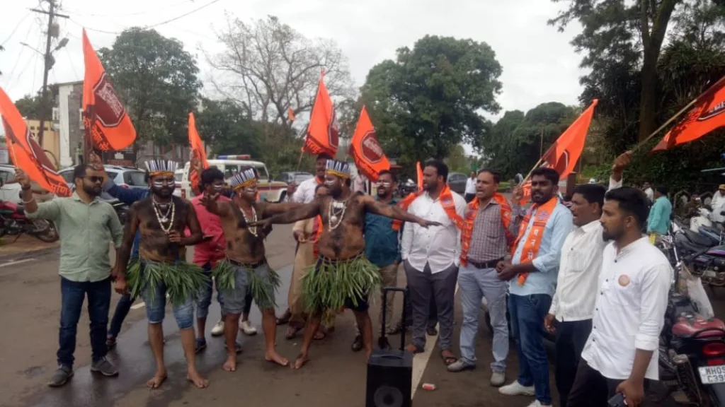 कोतवाल पदाचे फेरआरक्षण करा ; पन्हाळात मनसेचे आदिवासी स्टाँईलने आंदोलन MNS tribal protest movement Demand for re-reservation