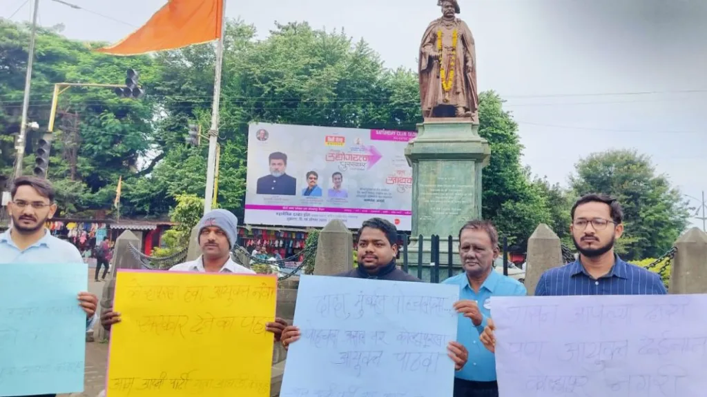 “दादा, मुंबईत पोचलासा काय? पोचला असला तर कोल्हापूरला आयुक्त पाठवून द्या” Aap Yuva Aghadi has implemented a poster campaign in kolhapur