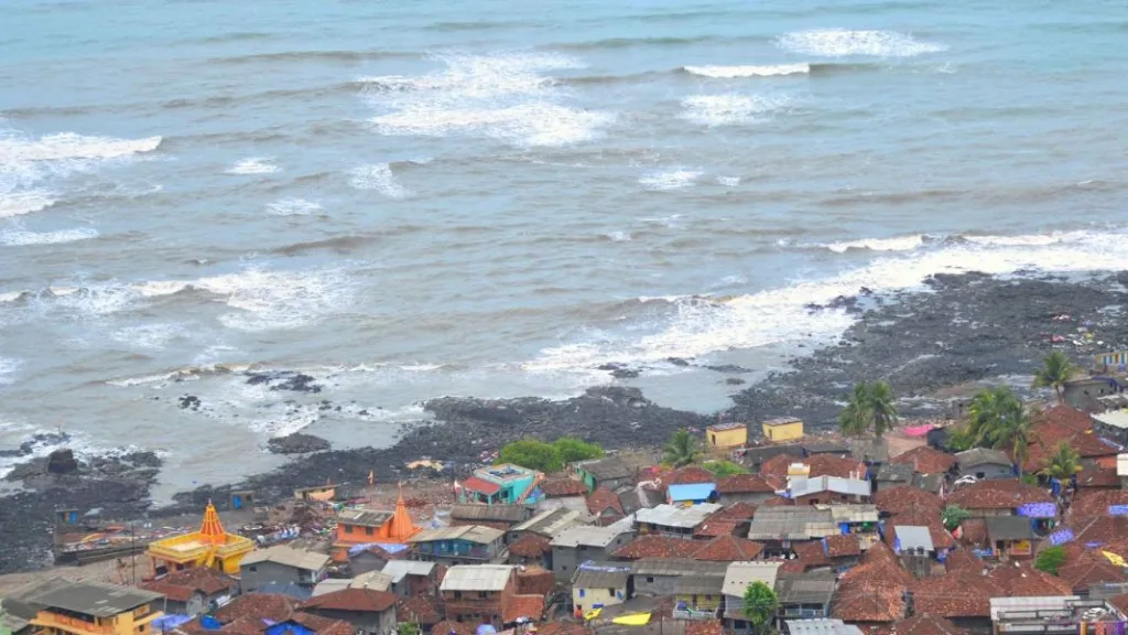 हर्णे समुद्रकिनाऱ्यावरून आणखी 32 लाखाचे चरस दापोली पोलिसांच्या ताब्यात 32 lakh drugs from Harne beach has been seized by Dapoli police