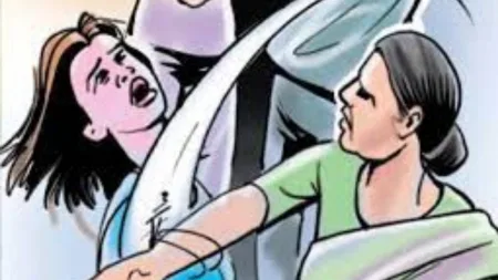 two girls Old Lady Beaten video viral pune shikrapur crime news