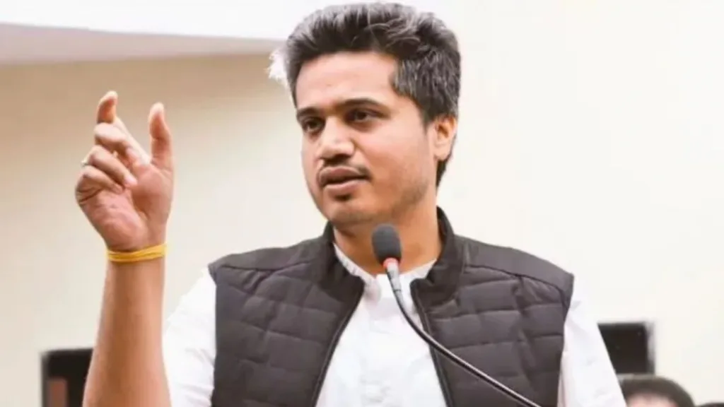 नेते फुटले पण कार्यकर्ते राष्ट्रवादीसोबतच, हसन मुश्रीफांना रोहित पवारांचा टोला MLA Rohit Pawar criticized hasan mushrif ncp sharad pawar sabha