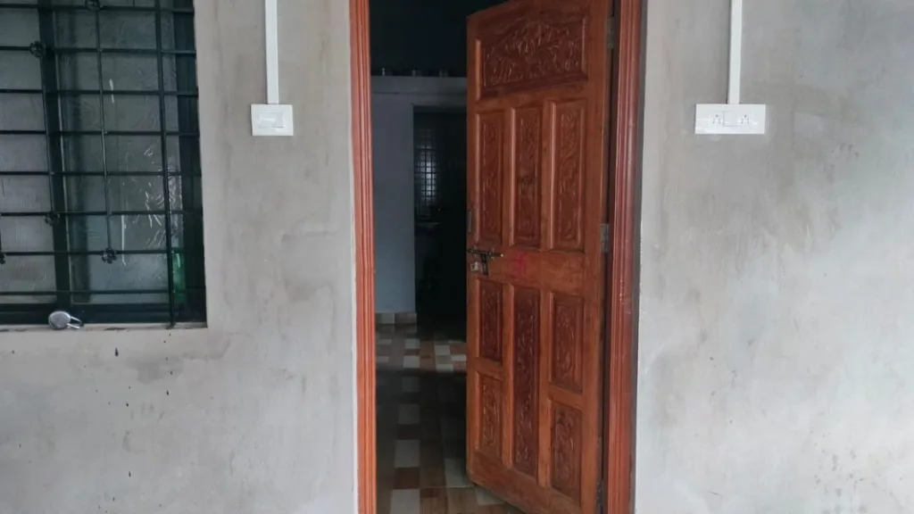 आजऱ्यात बंद घर फोडले ; श्वानपथकाला पाचरण, ठसे तज्ज्ञ दाखल closed house was broken into at Azra Dog squad